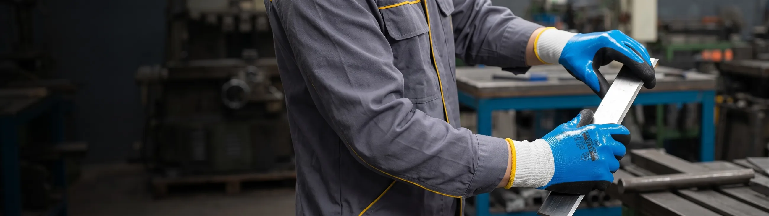Profissional vestindo luva de proteção PROGUARD em atividade industrial